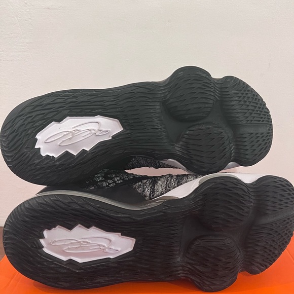 Nike LeBron 17 - Picture 3 of 6